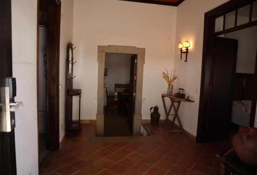 تختخواب و صبحانه Os Agostos