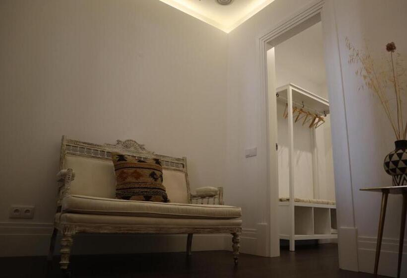 تختخواب و صبحانه Os Agostos