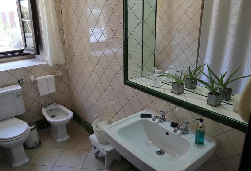 تختخواب و صبحانه Os Agostos