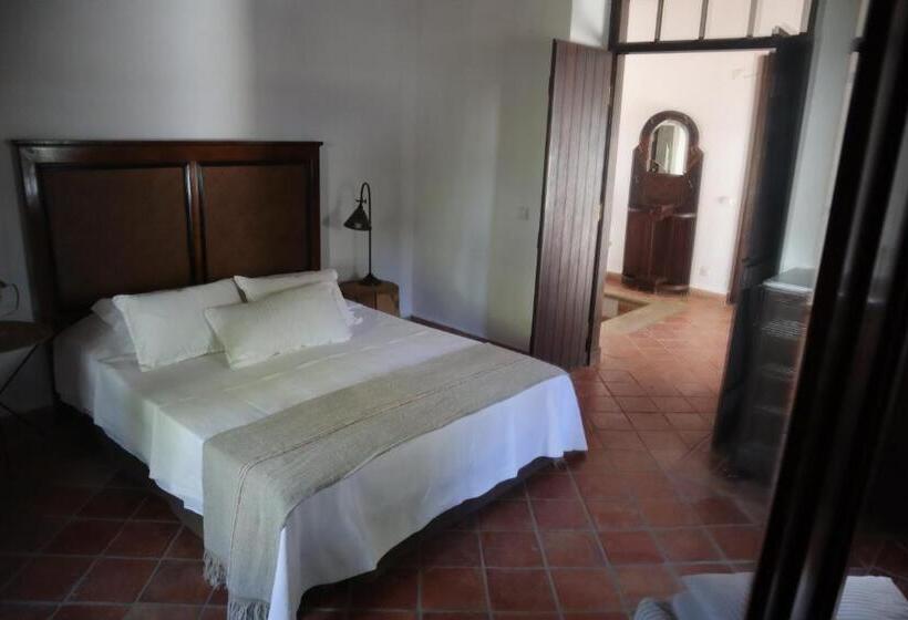 تختخواب و صبحانه Os Agostos