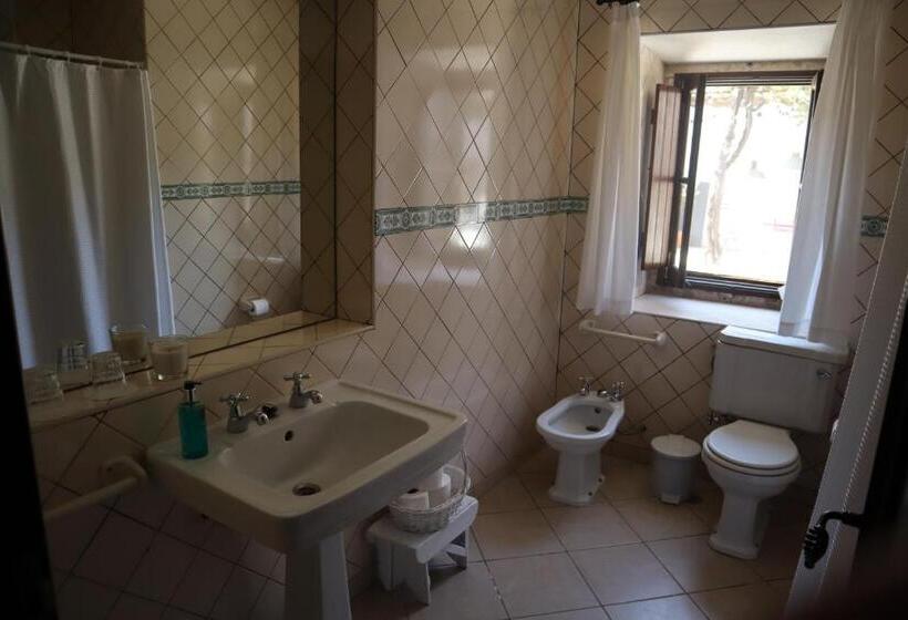 تختخواب و صبحانه Os Agostos