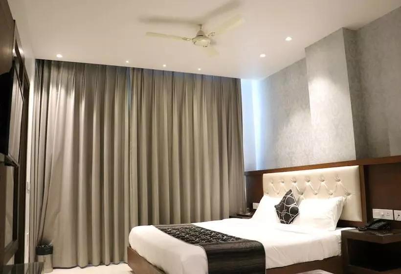 Palmdale Hotel & Resort