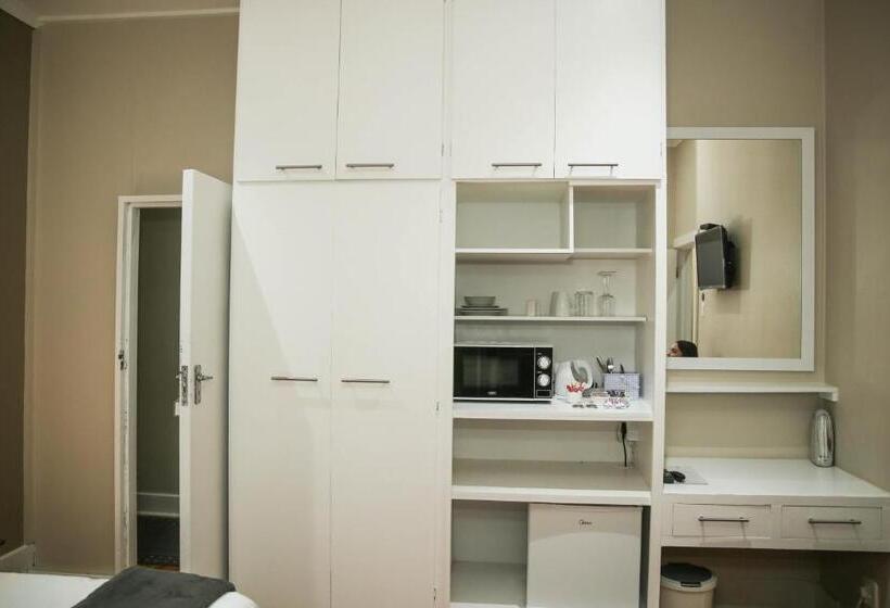 پانسیون Walmer Manor Guest House