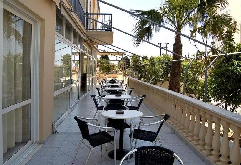 ホテル Klonos Anna