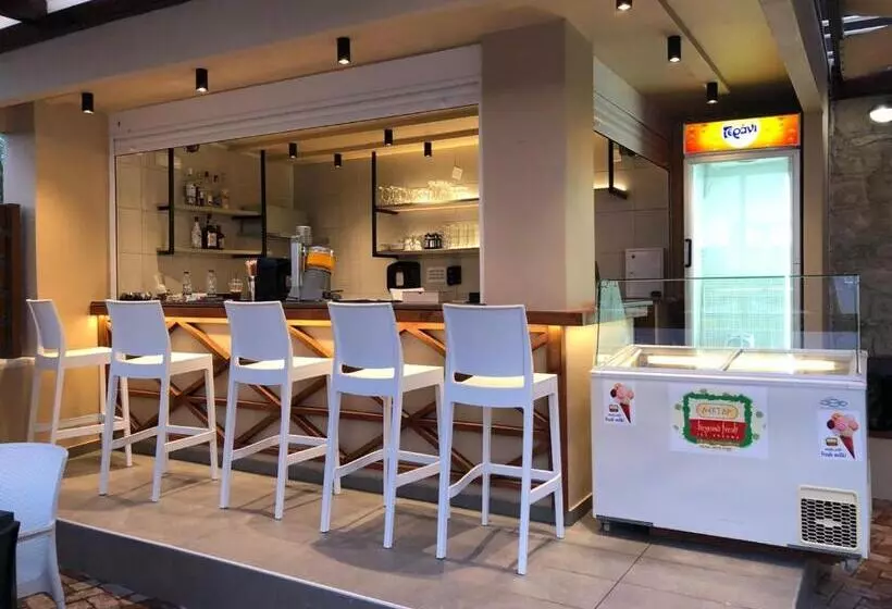 Отель Sunrise Suites & Apartments