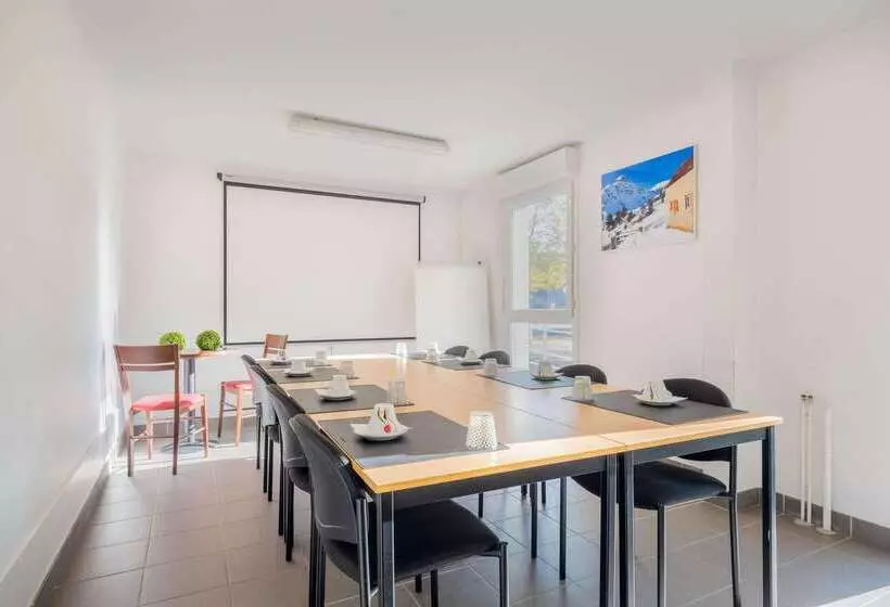 هتل Comfort Suites Pau Idron