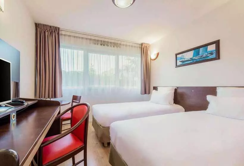 هتل Comfort Suites Pau Idron