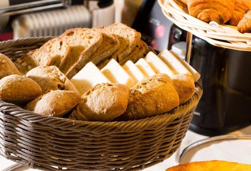 هتل Du Lion D Or Louvre