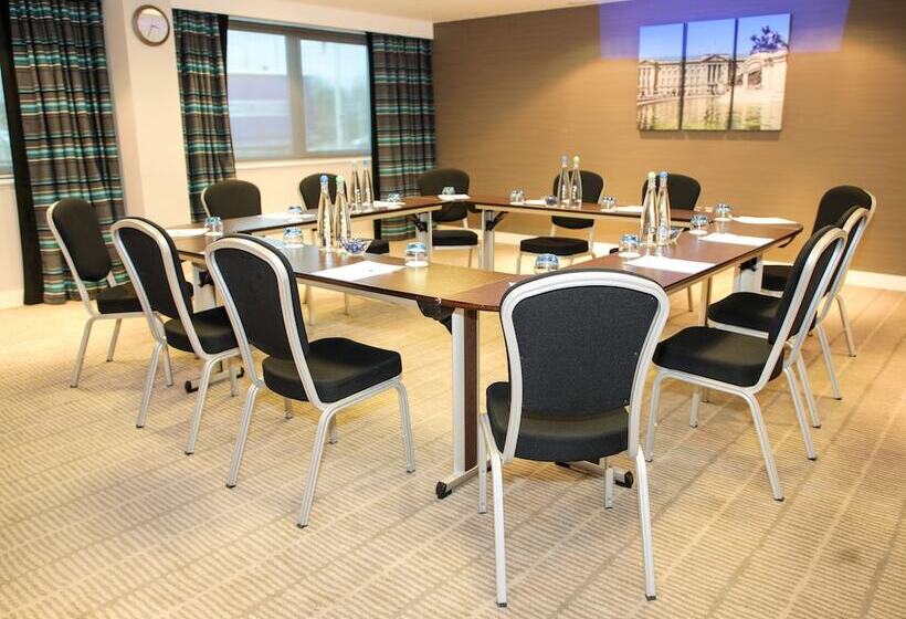 Отель Holiday Inn Express London Heathrow T5, An Ihg