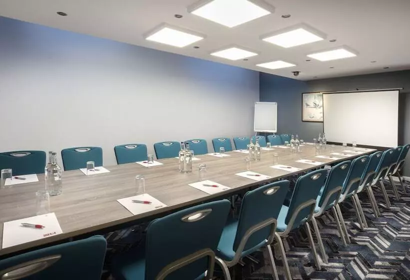 בית מלון כפרי Leonardo London Heathrow Airport