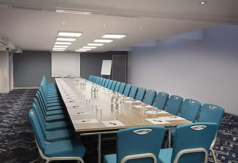 בית מלון כפרי Leonardo London Heathrow Airport