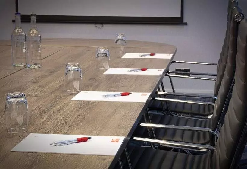 בית מלון כפרי Leonardo London Heathrow Airport