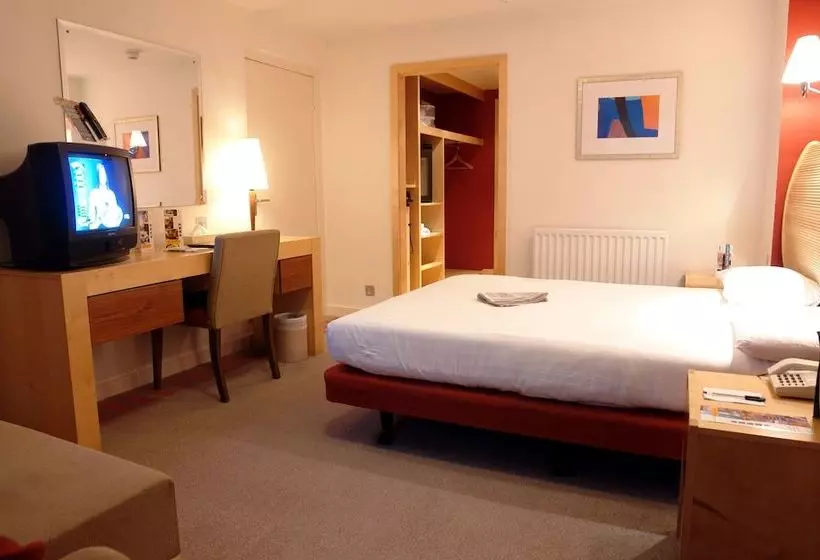 Отель The Bell Epping