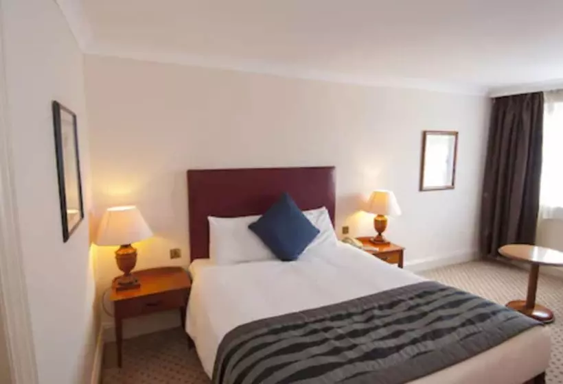 Отель The Bell Epping