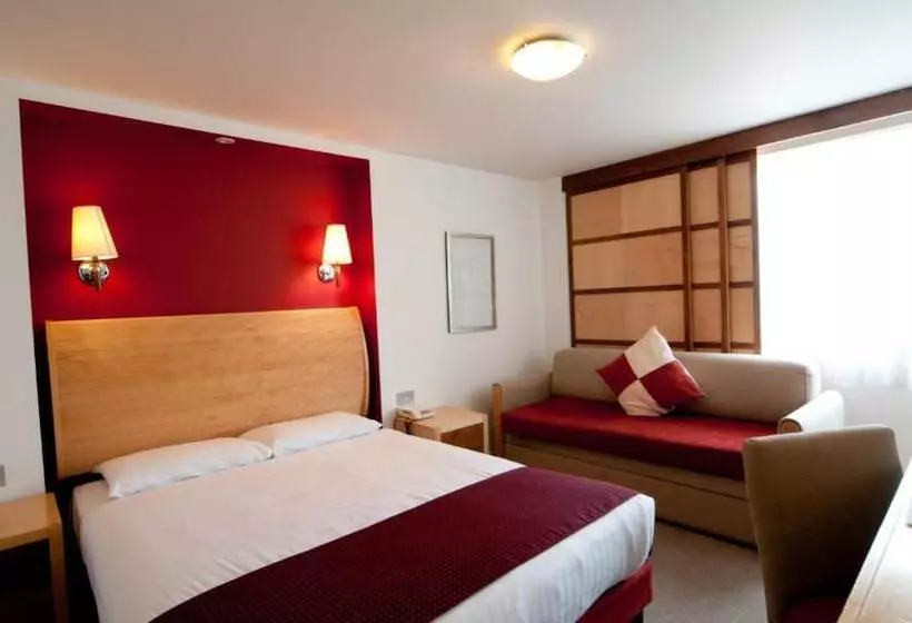 Отель The Bell Epping