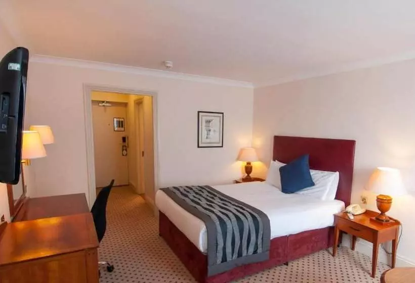 Отель The Bell Epping