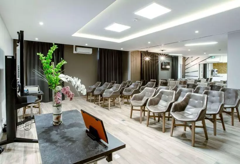 Kyriad Chambéry Centre Hôtel Et Résidence