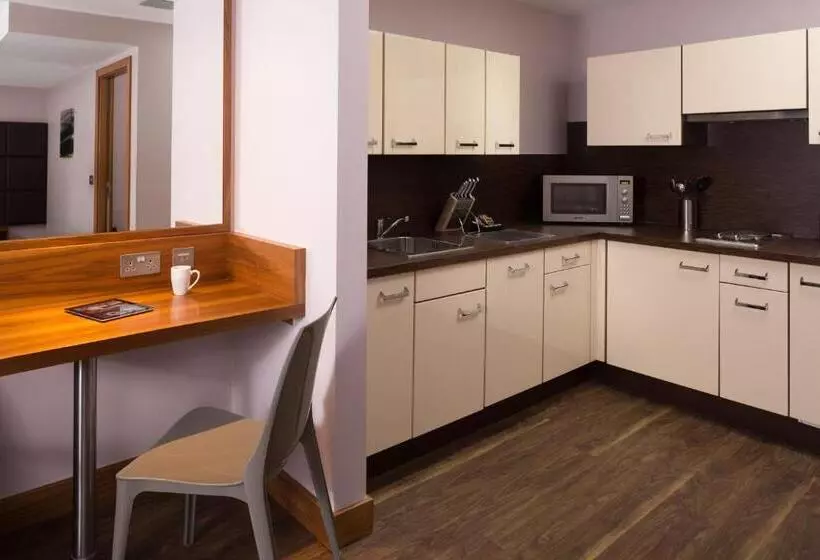 هتل Roomzzz Leeds City