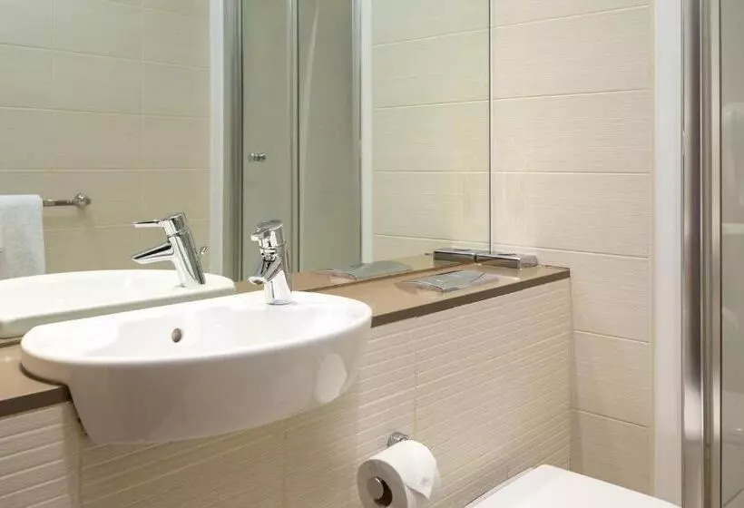 هتل Roomzzz Leeds City