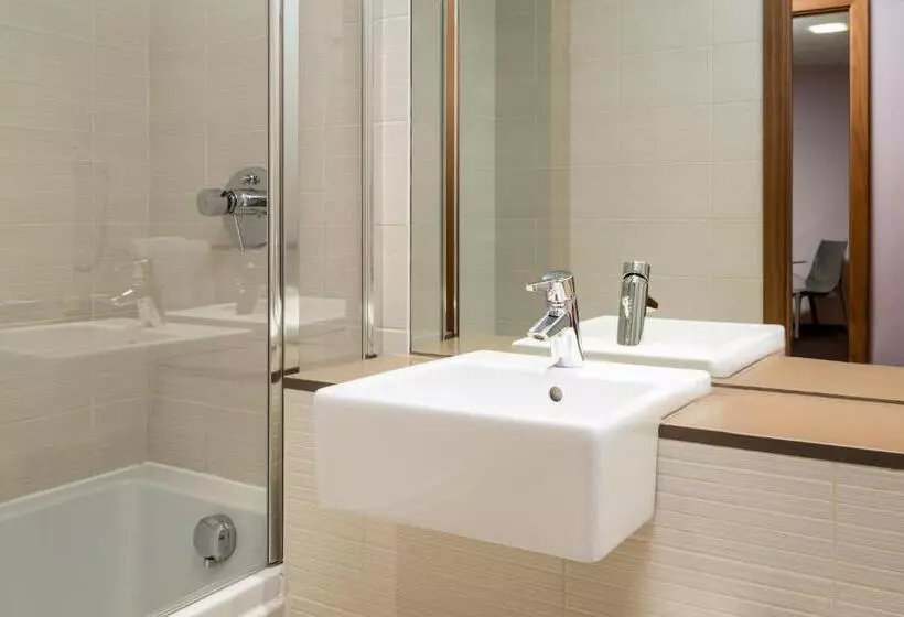 هتل Roomzzz Leeds City