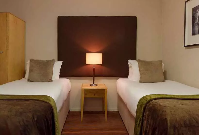 Отель Denham Grove