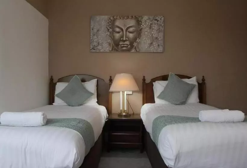 Отель The Broadway