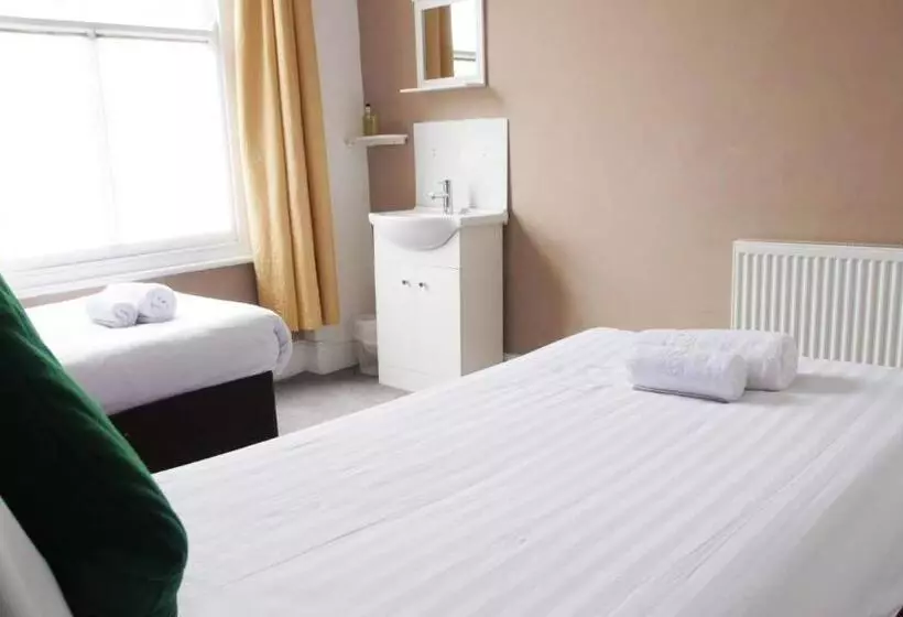 Отель The Broadway