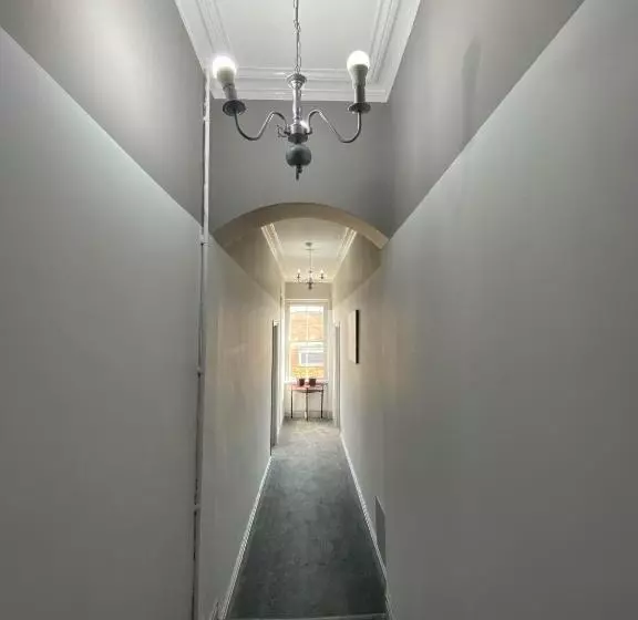 Отель The Broadway