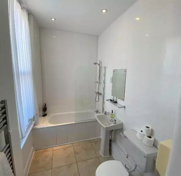 Отель The Broadway