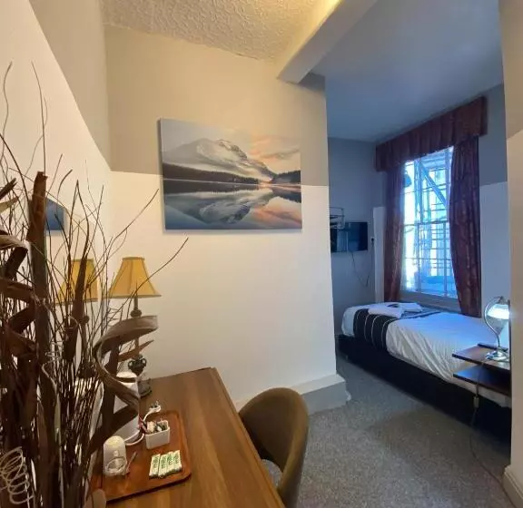 Отель The Broadway