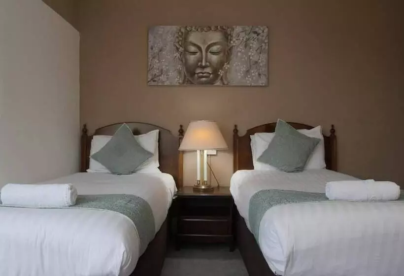 Отель The Broadway