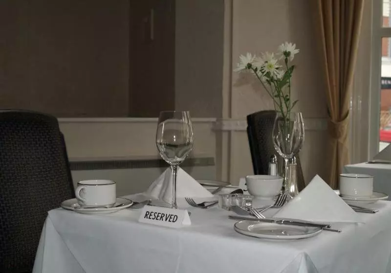 Отель The Broadway