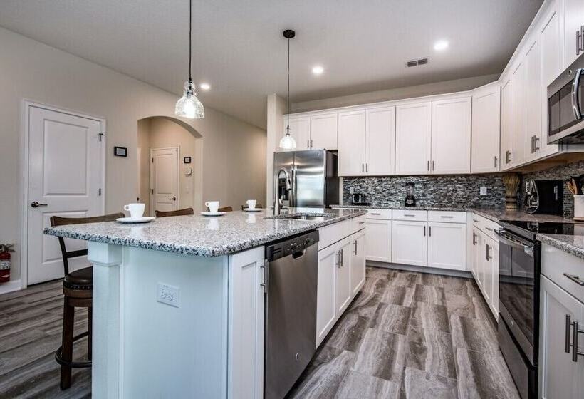 6 Bdrm 5 Bath Golf Resort