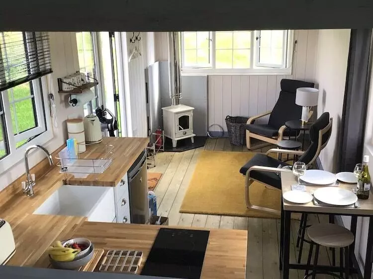 Charming Luxurious Rural Shepherds Hut