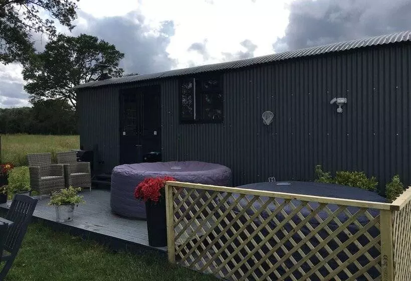 Charming Luxurious Rural Shepherds Hut