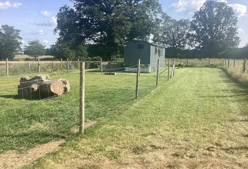 Charming Luxurious Rural Shepherds Hut