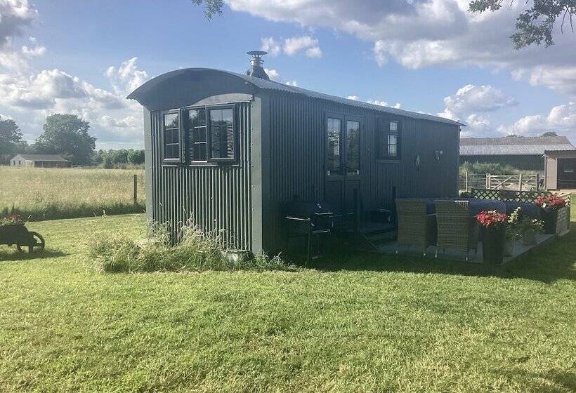 Charming Luxurious Rural Shepherds Hut