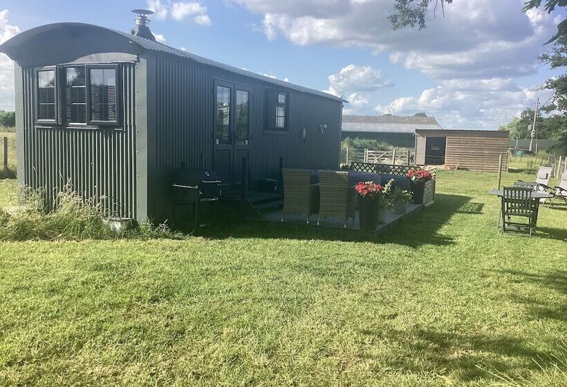 Charming Luxurious Rural Shepherds Hut