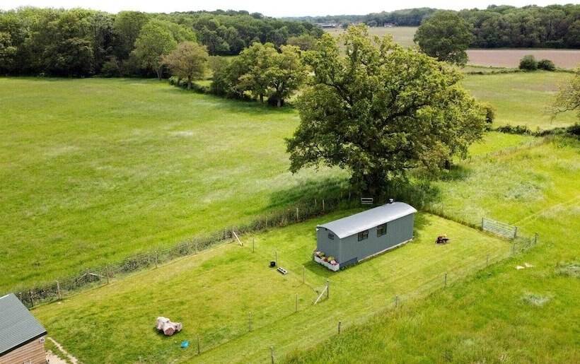 Charming Luxurious Rural Shepherds Hut