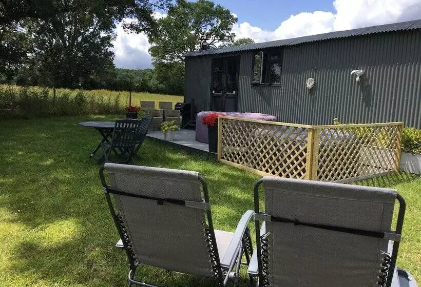 Charming Luxurious Rural Shepherds Hut