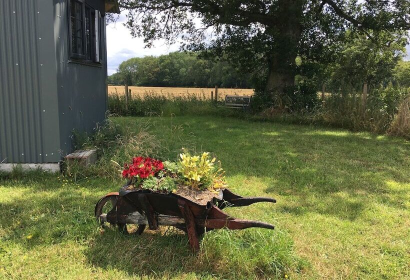 Charming Luxurious Rural Shepherds Hut