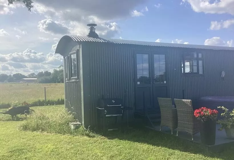 Charming Luxurious Rural Shepherds Hut