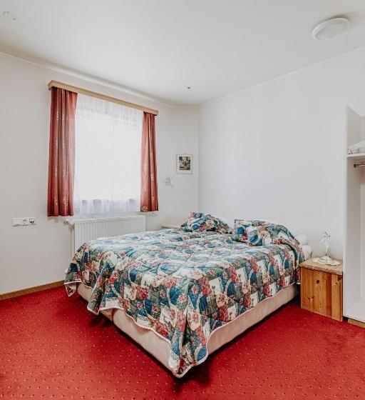 פנסיון Narfastadir Guesthouse