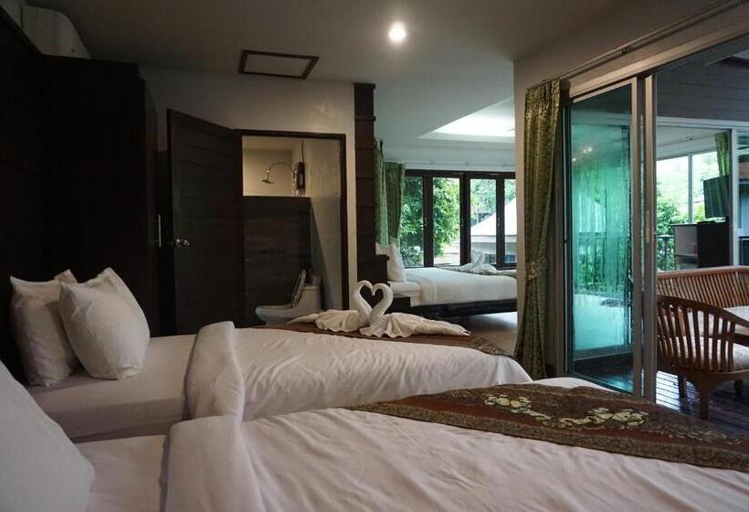 בית מלון כפרי Rock And Tree House Resort