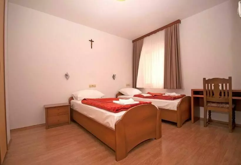 تختخواب و صبحانه Rooms Central