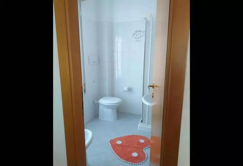 ペンション Room In Bb   Spacious Triple Room A Stones Throw From The Sea