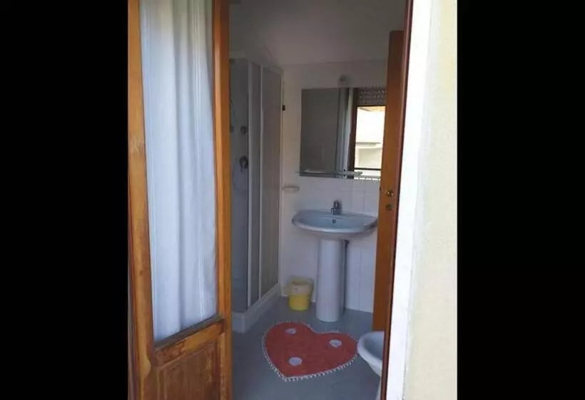 ペンション Room In Bb   Spacious Triple Room A Stones Throw From The Sea