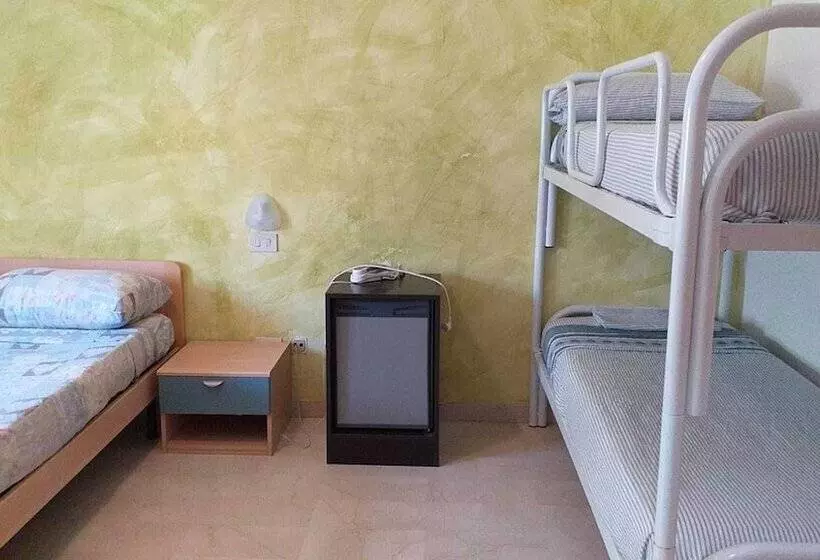 ペンション Room In Bb   Spacious Triple Room A Stones Throw From The Sea