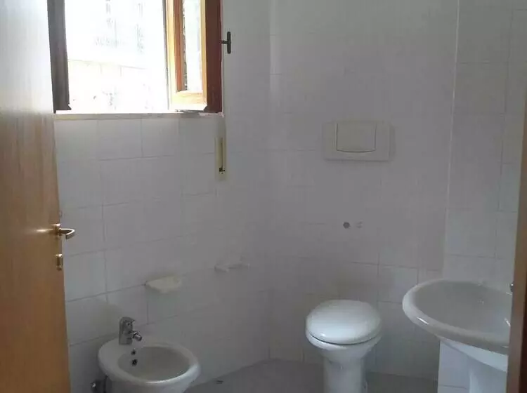 ペンション Room In Bb   Spacious Triple Room A Stones Throw From The Sea