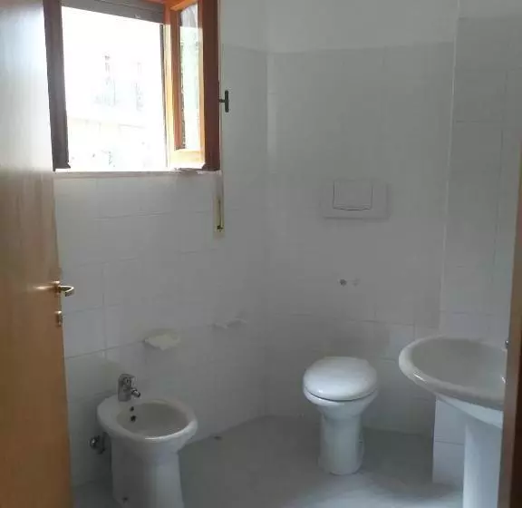 ペンション Room In Bb   Spacious Triple Room A Stones Throw From The Sea